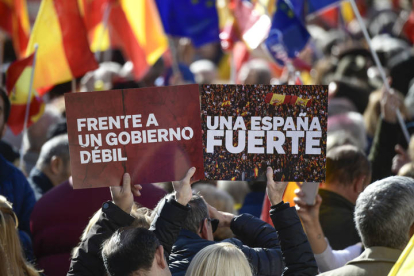 Miles de manifestantes se congregan en la plaza de España donde el Partido Popular ha convocado para este domingo una concentración en contra de la amnistía. VÍCTOR LERENA