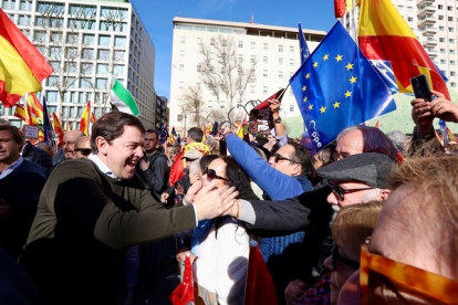 El presidente de la Junta Alfonso Fernandez Mañueco,junto a José María Aznar , en la manifestación del Partido Popular por la Igualdad de los Españoles. ICAL