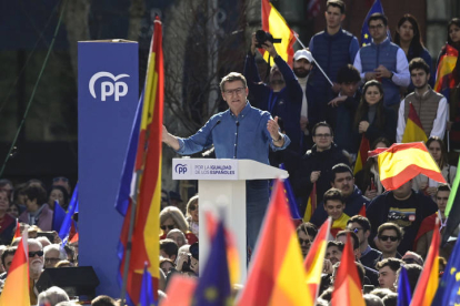 El líder del Partido Popular, Alberto Núñez Feijóo, interviene durante la concentración convocada por el Partido Popular. EFE