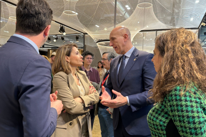 El alcalde de León, José Antonio Diez, conversa en el marco de la Feria Internacional de Turismo (Fitur) con la presidenta de Paradores, Raquel Sánchez. JUAN LÁZARO
