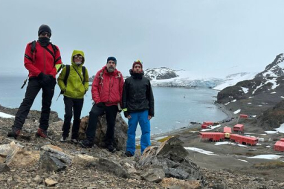 El profesor de la ULE Alejandro Gómez Pazo (D) participa en una investigación en la Antártida. ICAL