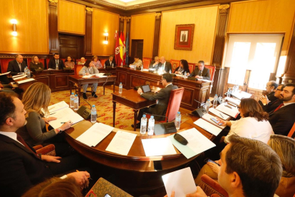 Pleno en el Ayuntamiento de León. RAMIRO