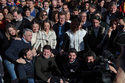 Alfonso Fernández Mañueco, ayer, en la concentración del PP junto a Feijóo y otros presidentes del PP. PP