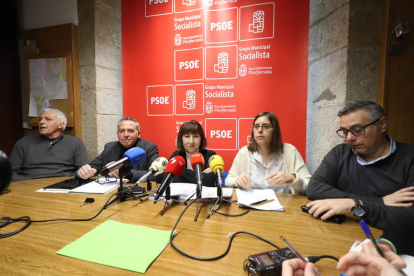 Concejales del PSOE de Ponferrada en la rueda de prensa ofrecida en la pasada jornada. ANA F. BARREDO