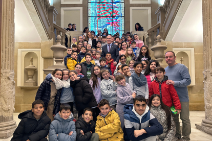 Un momento de la recepción en el Ayuntamiento de León a alumnos del colegio Luis Vives. DL