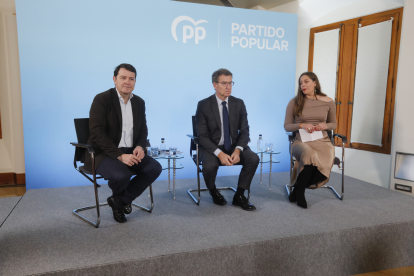 El líder del PP, Alberto Núñez Feijóo, participa en León en un coloquio sobre educación. RAMIRO