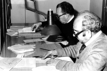Juan Hernández Fernández «Juanito» y José Luis Luengos, eran los encargados de la fase de corrección del periódico, cuando aún estaba en Pablo Flórez