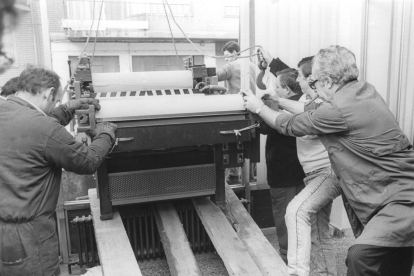 Empleados del periódico desmantelando la rotativa de Lucas de Tuy, para su translado a las nuevas instalaciones de la Virgen del Camino, inauguradas en octubre de 1991