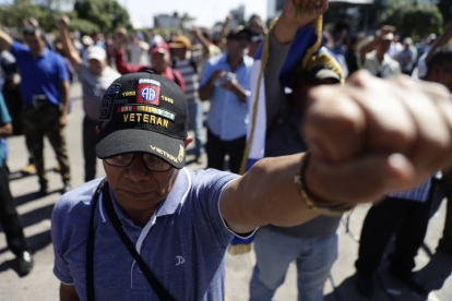 Un veterano participa en una congregación de excombatientes, veteranos y lisiados de guerra, pertenecientes a la Unidad Salvadoreña por la Democracia y la Paz