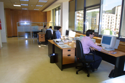 Periodistas trabajando en las instalaciones de la sede de Ponferrada, ubicada en la avenida de Valdés sn, segunda planta