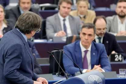 Carles Puigdemont se dirige a Pedro Sánchez durante una intervención en el Parlamento Europeo. EFE