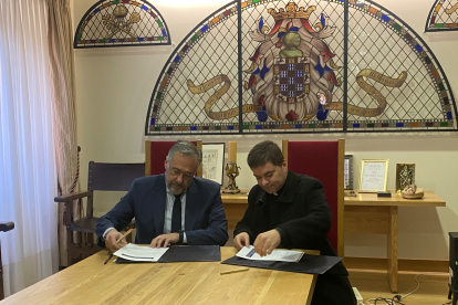 El presidente de las Cortes de Castilla y León Carlos Pollán y el abad Luis García firmando el convenio.