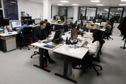 Periodistas del Diario de León trabajando en la redacción en 2024
