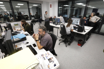 Periodistas del Diario de León trabajando en la redacción en 2024