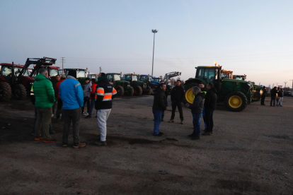 Varios tractores se concentran en Villadangos, en la N-120, desde primera hora de esta mañana.