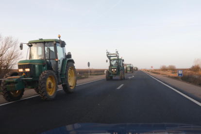 El campo leonés se moviliza con una tractorada espontánea. Los tractores circulan despacio por la N-120 provocando retenciones