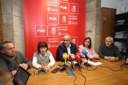 Olegario Ramón, junto a otros ediles del PSOE, este miércoles. L. DE LA MATA