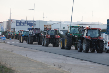Los tractores circulan por el interior del polígono industrial de Villadangos