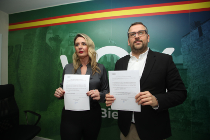 Patricia González y Gerardo González, los dos concejales de Vox en Ponferrada, muestra los decretos firmados por el alcalde y después revocados sin someterse al Pleno, con sus nombramientos como concejales de Cultura y Formación y Empleo.