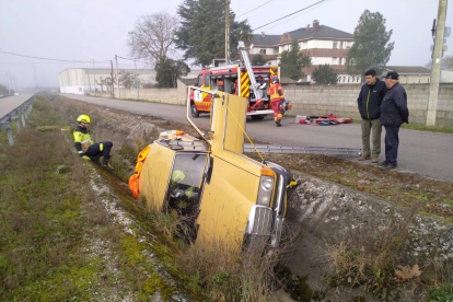 Los bomberos de Ponferrada tuvieron que intervenir para rescatar a los dos ocupantes del vehículo.