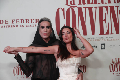 El cantante Mario Vaquerizo y la influencer Dulceida posan a su llegada al estreno de la película 'La reina del convento'