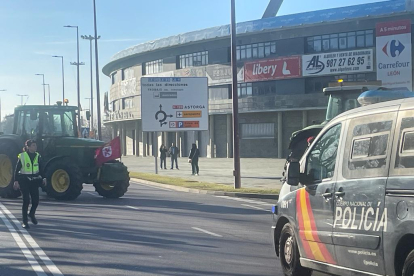 Los tractores, en el estadio de fútbol Reino de León.