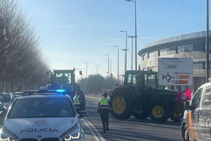 Los tractores, en el estadio de fútbol Reino de León.