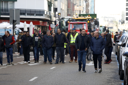 Manifestación de agricultores con sus tractores por el centro de León