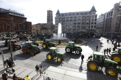 Manifestación de agricultores con sus tractores por el centro de León
