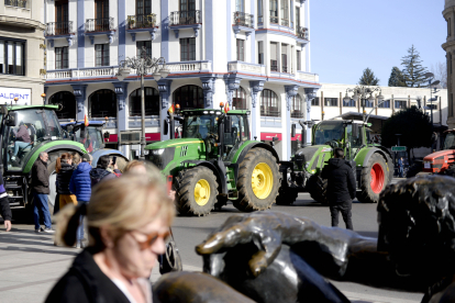 Manifestación de agricultores con sus tractores por el centro de León