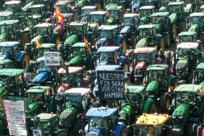 Manifestación de agricultores con sus tractores por el centro de León