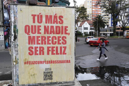 Fotografía que muestra un cartel con una frase de la canción 'Día de Enero' de la cantante colombiana Shakira y el numeral #FelizCumpleañosShakira en una calle de Bogotá (Colombia). 
