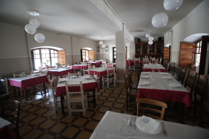 El Hostal Salomé, el lugar donde comieron los Reyes durante su visita oficial al Bierzo en 1999 y donde Juan Luis Cano (Gomaespuma) escribió su novela 'Yo fui Santa' se vende por 700.000 euros.