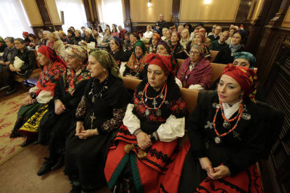 El salón de plenos del Ayuntamiento de León repleto de mujeres con trajes tradicionales que rinden tributo a la tradición de las Águedas.