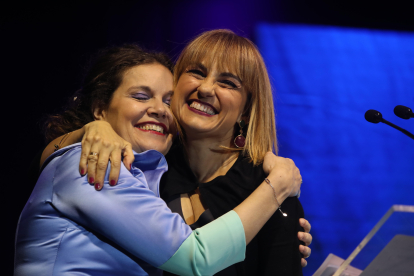 Lourdes Maldonada abraza a la alcaldesa de Bembibre, Silvia Cao.