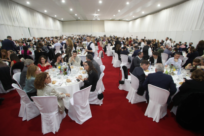 Mil trescientos comensales agotaron las entradas para cenar en el pabellón Patarita.