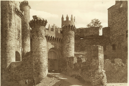 El Castillo de los Templarios. Winocio Testera, fotógrafo. Década de los 20 del siglo XX. Archivo del Museo del Bierzo (Ayuntamiento de Ponferrada).