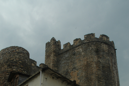 Última casa adosada al Castillo de los Templarios derruida en la primera década del siglo XXI durante las obras de restauración de la fortaleza ponferradina.
