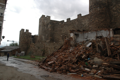 Última casa adosada al Castillo de los Templarios derruida en la primera década del siglo XXI durante las obras de restauración de la fortaleza ponferradina.