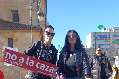 Protesta en León para acabar con la caza con perros