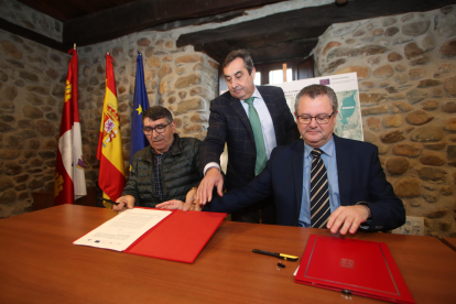 Firma del convenio entre el consejero de Agricultura y el presidente de la Comunidad de Regantes del Canal Bajo del Bierzo.
