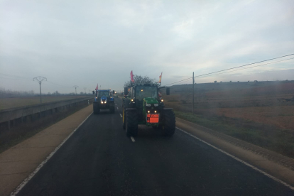 Los tractores se ponen en marcha en una nueva jornada de protesta.