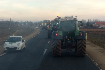 Los tractores se ponen en marcha en una nueva jornada de protesta.