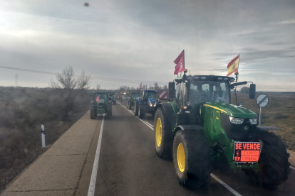 Caravana de tractores desde Villamañán camino hacia León