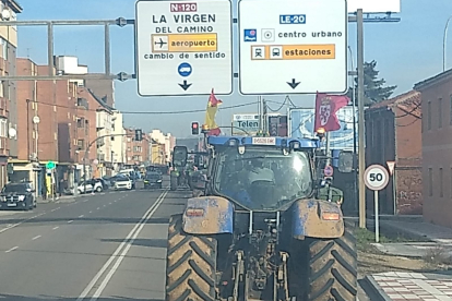 Los tractores toman las calles de León capital. La caravana atraviesa La Virgen del Camino
