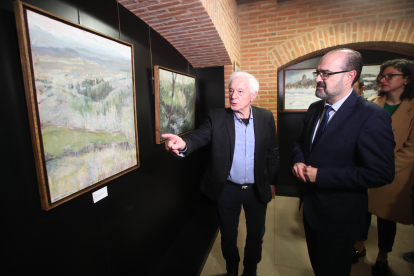 El pintor Luis Gómez Domingo muestra una de sus obras al alcalde, Marco Morala, en el Museo del Bierzo.
