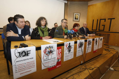 Luis Mariano Santos, Ana Gaitero, Enrique Reguero, María José Carbajo y José Antonio Diez, en la presentación en UGT de la manifestación en Valladolid.