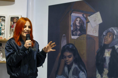 La primera astronauta española, la leonesa Sara García Alonso, durante la inauguración de su mural en el espacio "Dones de la Ciencia"