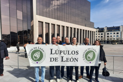 Miembros de la agrupación Lúpulos de León también han participado en la protesta.