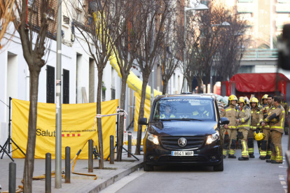 Los Bomberos de la Generalitat han hallado tres cadáveres bajo los escombros del edificio de Badalona (Barcelona)